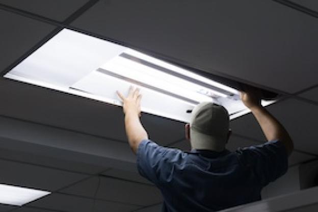 Hvordan installerer man et LED rør i en eksisterende installation?
